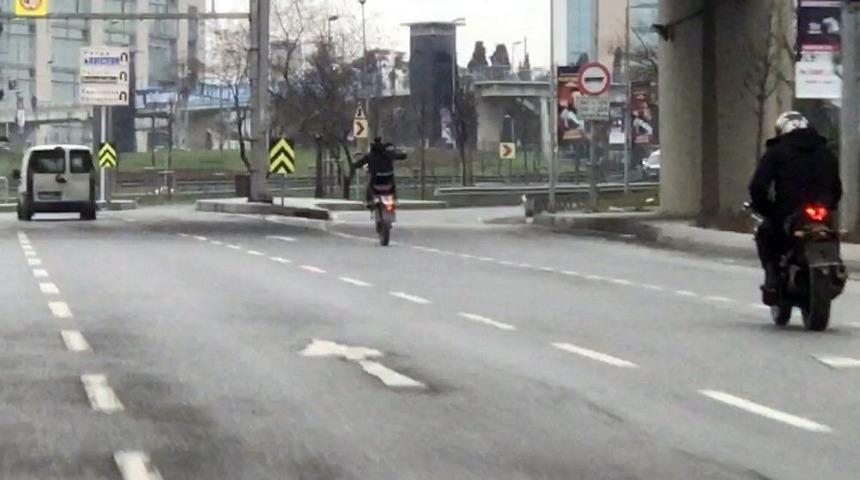 (özel) Motosiklet Sürücüsünün Trafikte Tehlikeli Şovu Kamerada