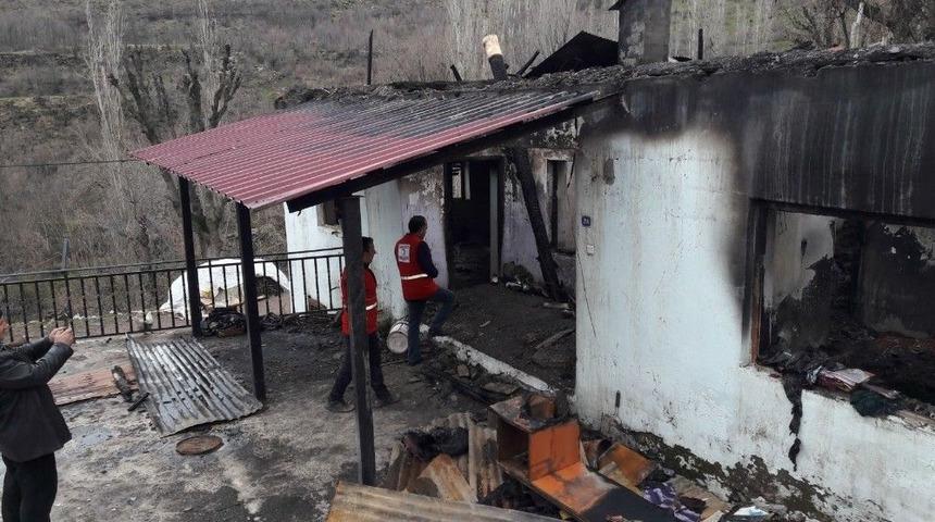 Kızılay Evi Yanan Aileye Sahip &Ccedil;ıktı