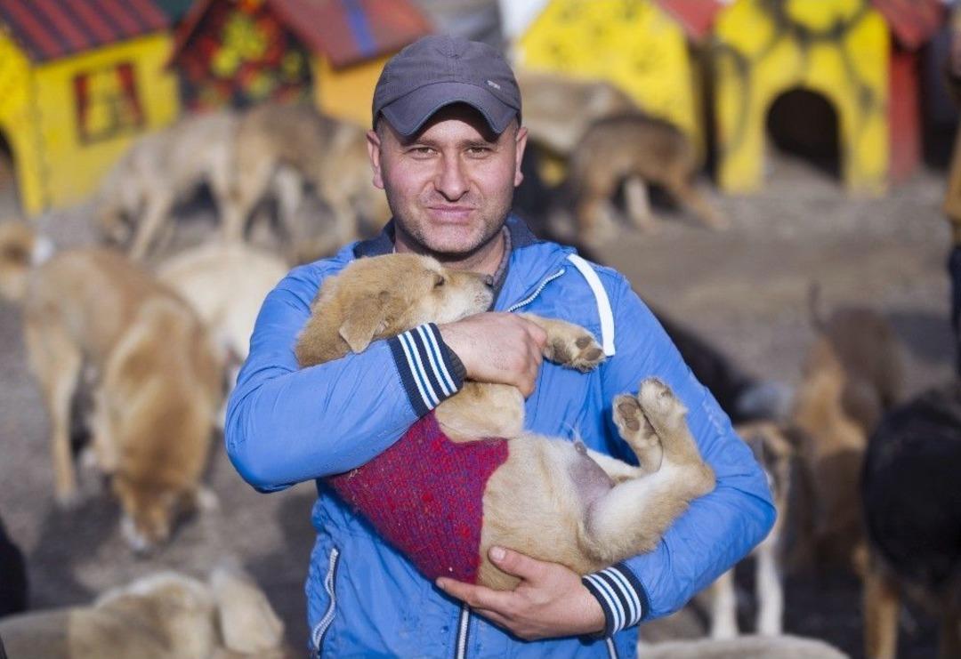 &Ccedil;ocuğu Gibi G&ouml;rd&uuml;ğ&uuml; 750 Sokak K&ouml;peğine Tek Başına Bakıyor