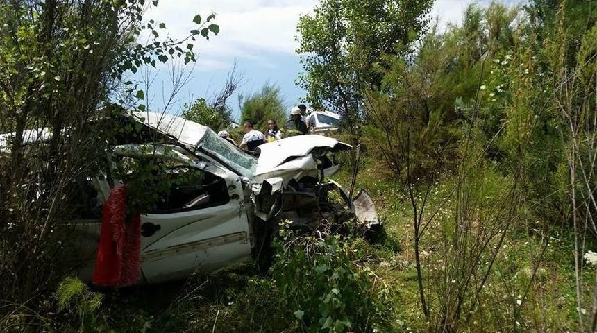 15 Kişinin Bindiği Hafif Ticari Ara&ccedil; Şarampole Yuvarlandı: 2 &Ouml;l&uuml;, 13 Yaralı