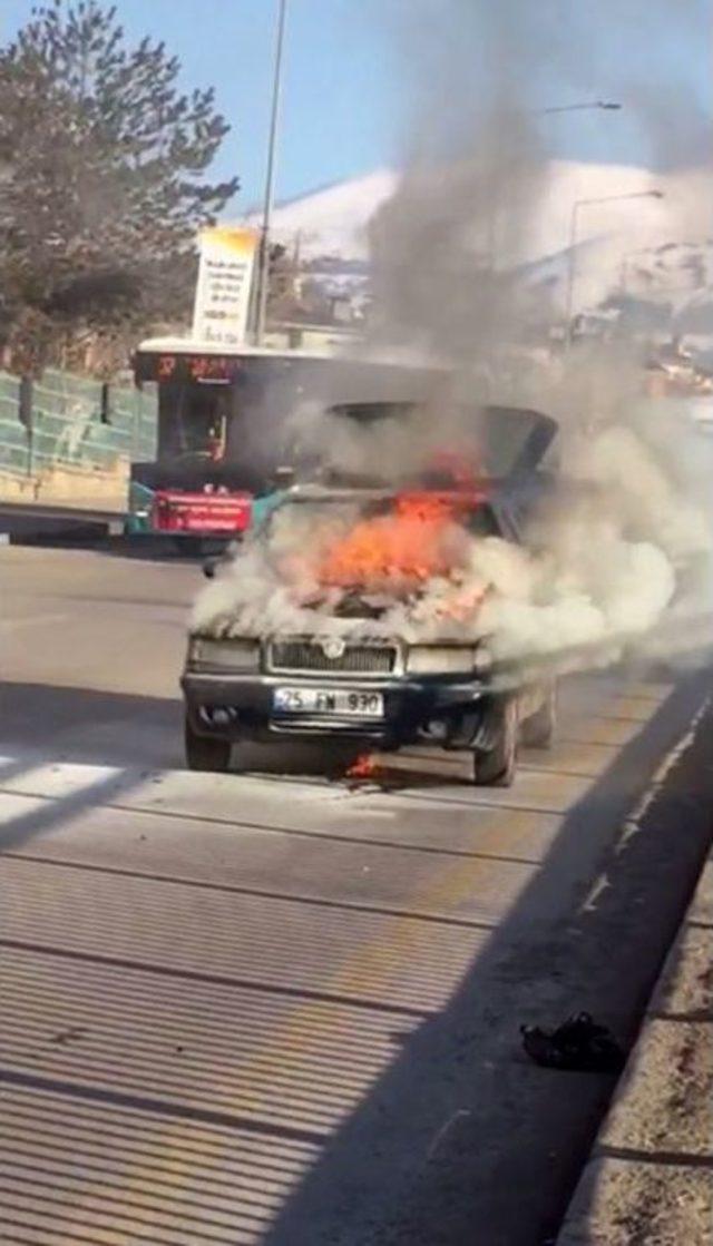 Erzurum’da Yanan Otomobil Küle Döndü