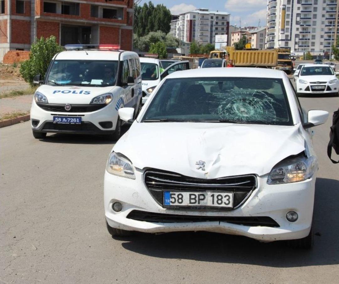 Otomobil &Ccedil;arptığı İş&ccedil;i Ağır Yaralandı