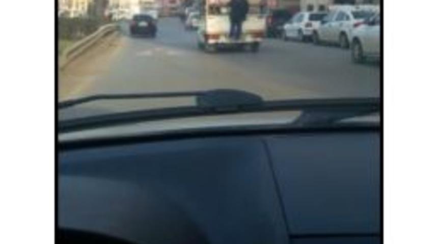 Trabzon’da Trafikte Nakliye Arabasının Arkasına Tutunarak Giden Vatandaş İşte Böyle Görüntülendi