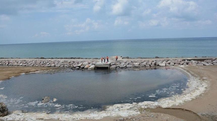 Koku Gelen Kumkapı Sahili Temizlenmeye Başladı
