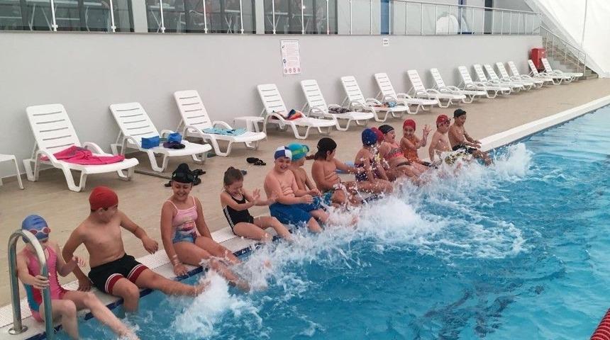 İzmitli &Ouml;ğrenciler Y&uuml;zme &Ouml;ğreniyor