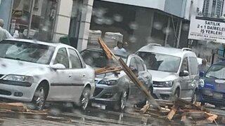 Yağmurla Birlikte Esen Şiddetli Rüzgar Çatıyı Yerinden Söktü