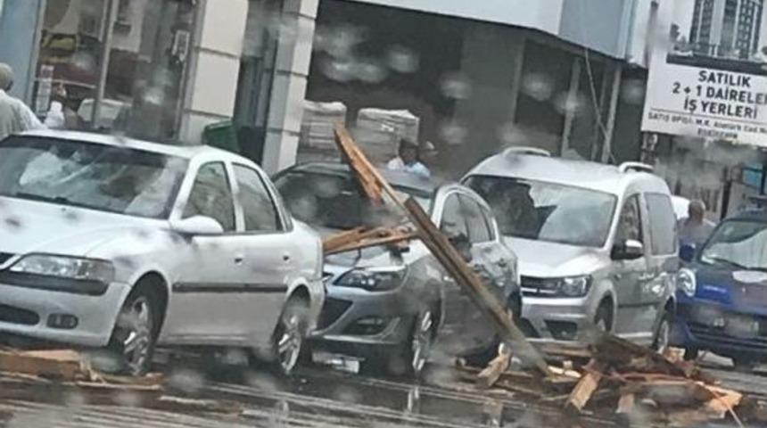 Yağmurla Birlikte Esen Şiddetli Rüzgar Çatıyı Yerinden Söktü