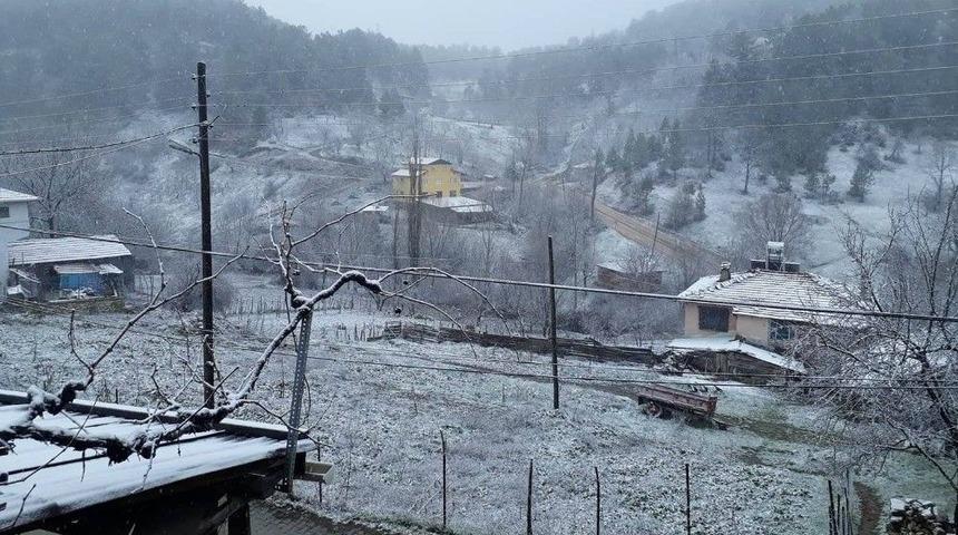 Dağ Yöresinde Kar Sevinci