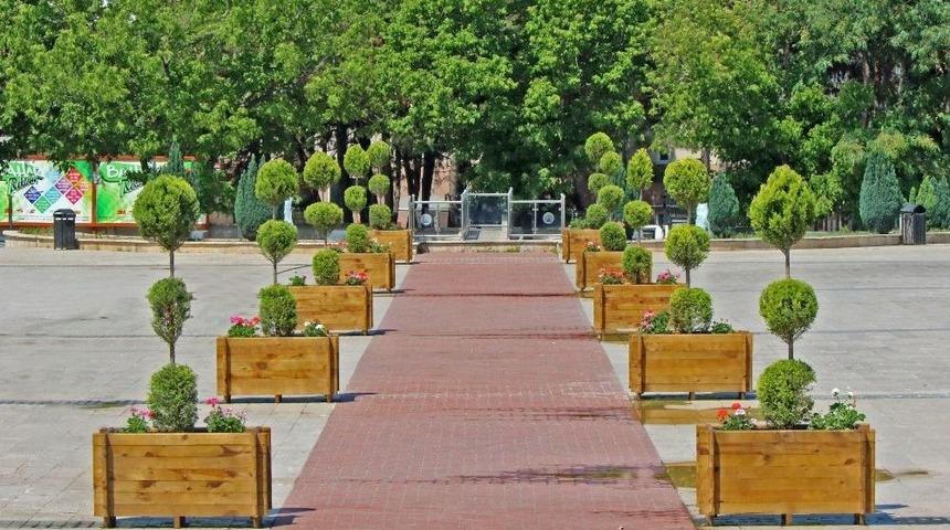 15 Temmuz Demokrasi Meydanı Ahşap Saksılar İle Çiçeklendirildi