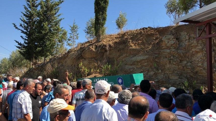 Antalya&rsquo;da Trafik Kazasında &Ouml;len 4 Kişi Toprağa Verildi