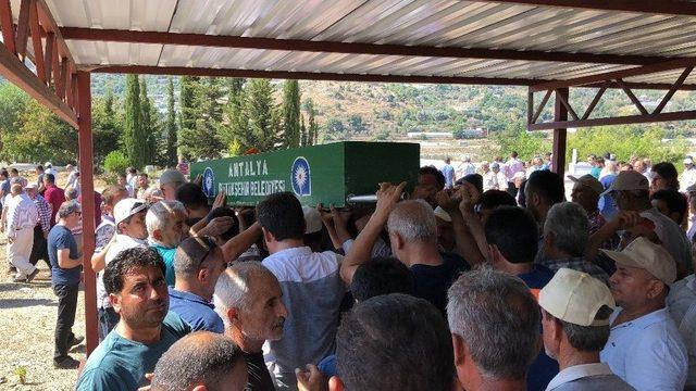 Antalya’da Trafik Kazasında Ölen 4 Kişi Toprağa Verildi