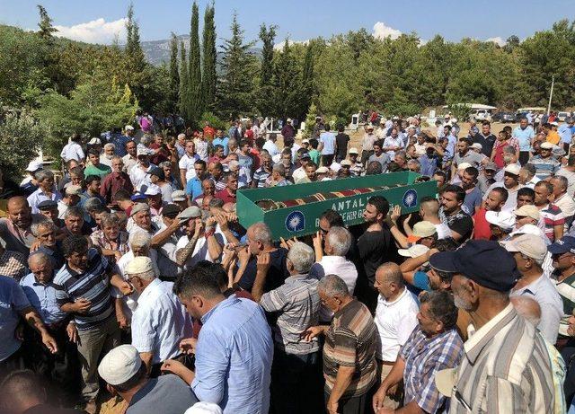 Antalya’da Trafik Kazasında Ölen 4 Kişi Toprağa Verildi