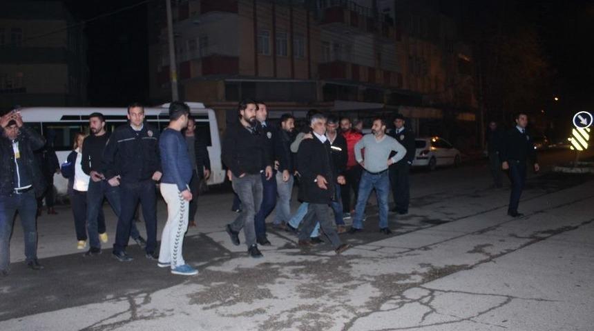 Adıyaman&rsquo;da Bı&ccedil;aklı-sopalı Kavga: 2 Yaralı