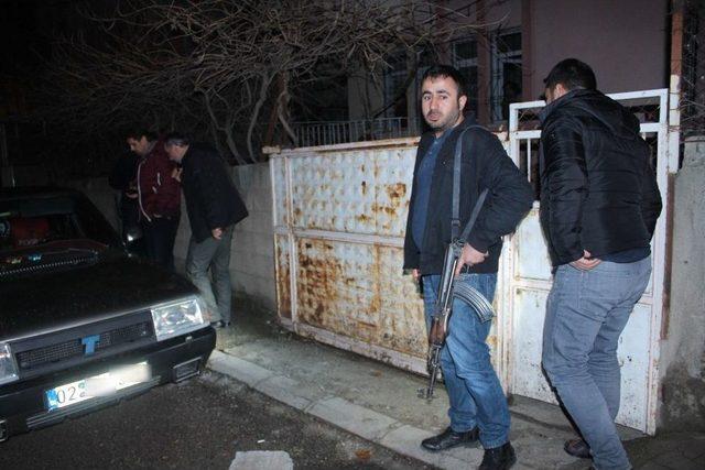 Adıyaman&rsquo;da Bı&ccedil;aklı-sopalı Kavga: 2 Yaralı 1