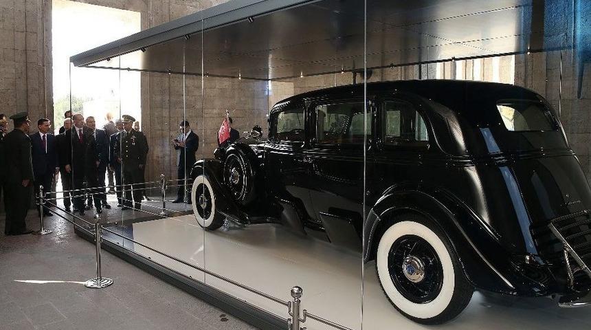 Cumhurbaşkanı Erdoğan, Atatürk’ün Restore Edilen Otomobilini İnceledi