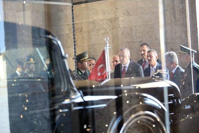 Cumhurbaşkanı Erdoğan, Atatürk’ün Restore Edilen Otomobilini İnceledi