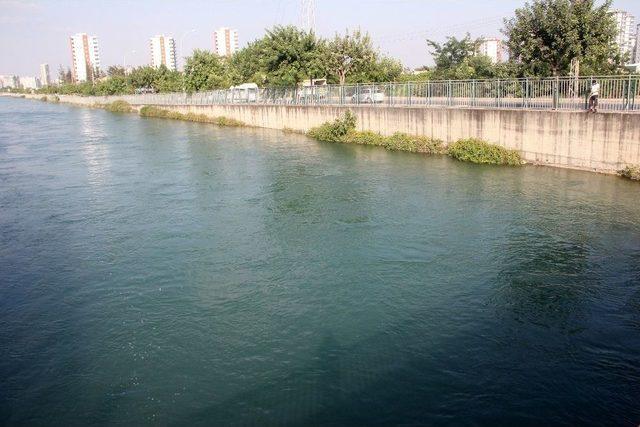 Adana’da Serinlemek İçin Sulama Kanalına Giren Bir Kişi Kayboldu