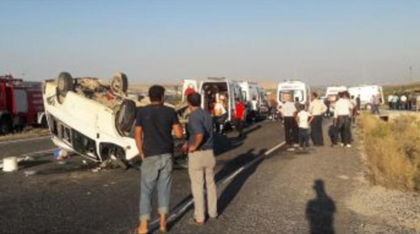 Şanlıurfa&rsquo;da Tarım İş&ccedil;ilerini Taşıyan Minib&uuml;s Devrildi, Yaralılar Var