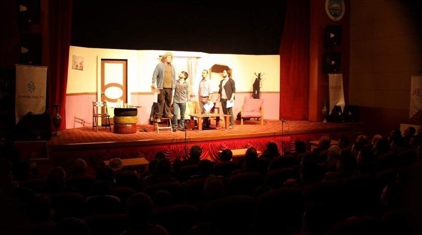 Develi’de ‘tut Elimden’ Tiyatro Oyunu Sahnelendi