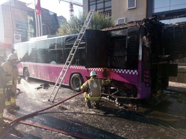 Üsküdar’da Servisten Çıkan Belediye Otobüsü Alevlere Teslim Oldu