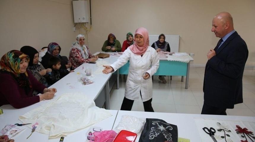 Başkan &Ccedil;olakbayrakdar Kursiyerlerin &Ccedil;alışmalarını İnceledi