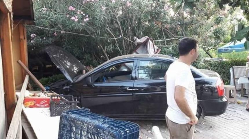 Otomobil Manavın Duvarına &Ccedil;arparak Durabildi