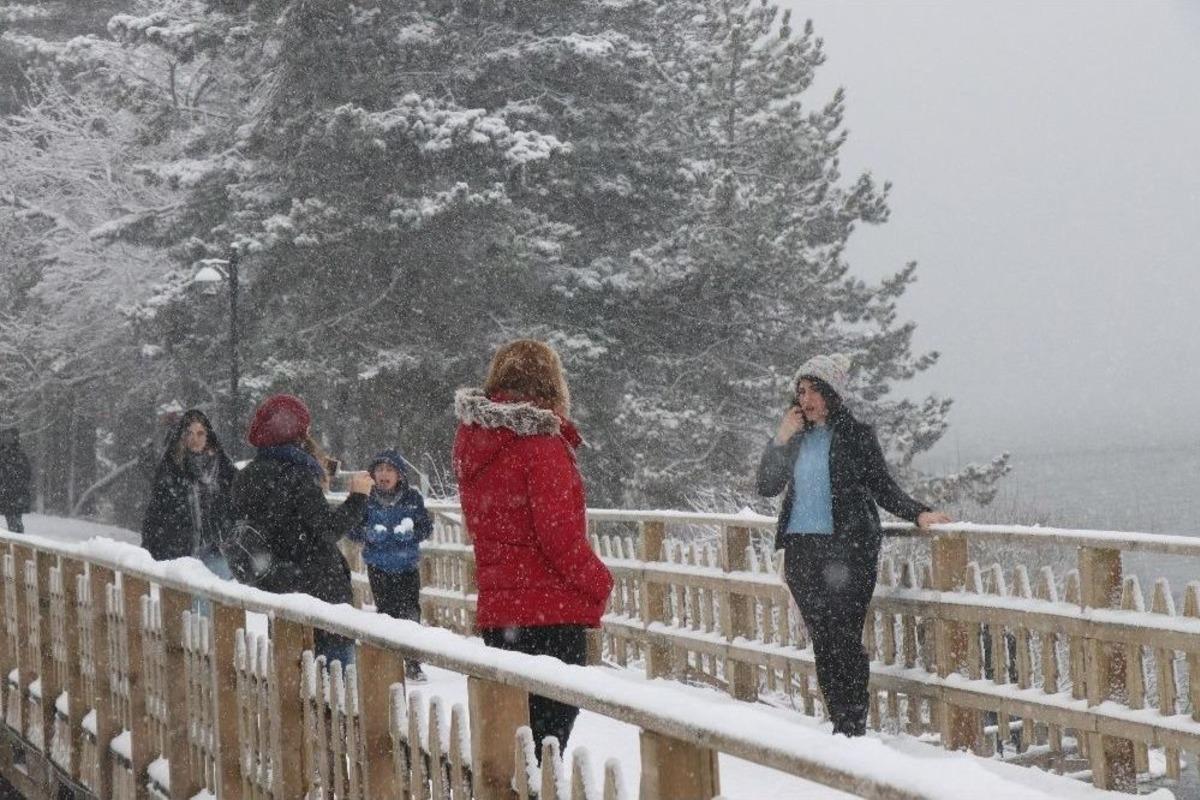 Abant Kar Yağışıyla Yeniden Beyaza B&uuml;r&uuml;nd&uuml;