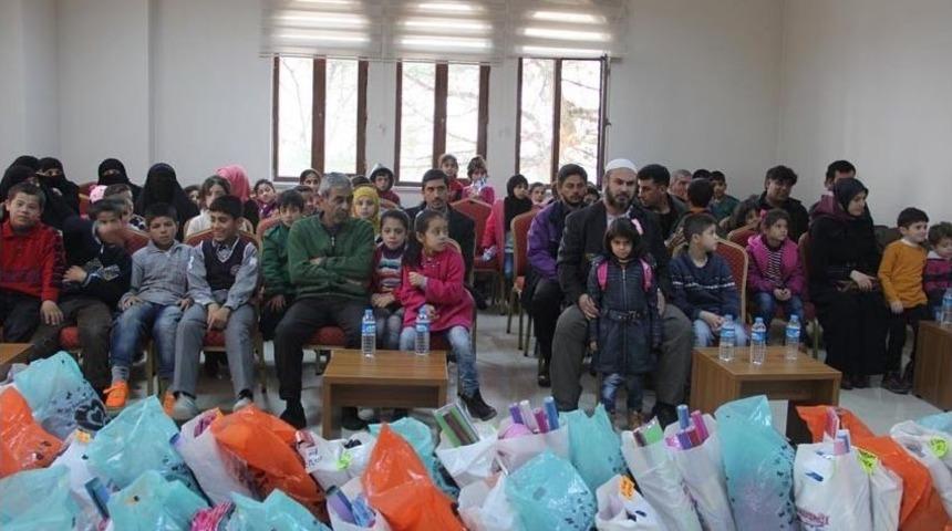 Suriyeli &Ouml;ğrencilere Giyim Yardımı