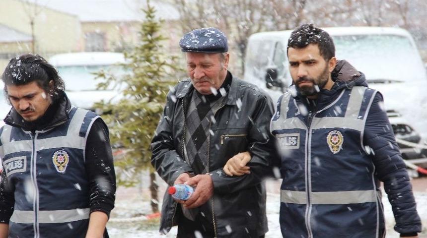 Oğlunu &Ouml;ld&uuml;ren Baba G&ouml;zyaşları İ&ccedil;inde Adliyeye &Ccedil;ıkartıldı