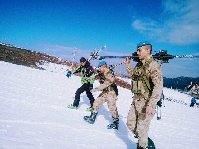 Sivas’ta Komandolara Kayak Eğitimi