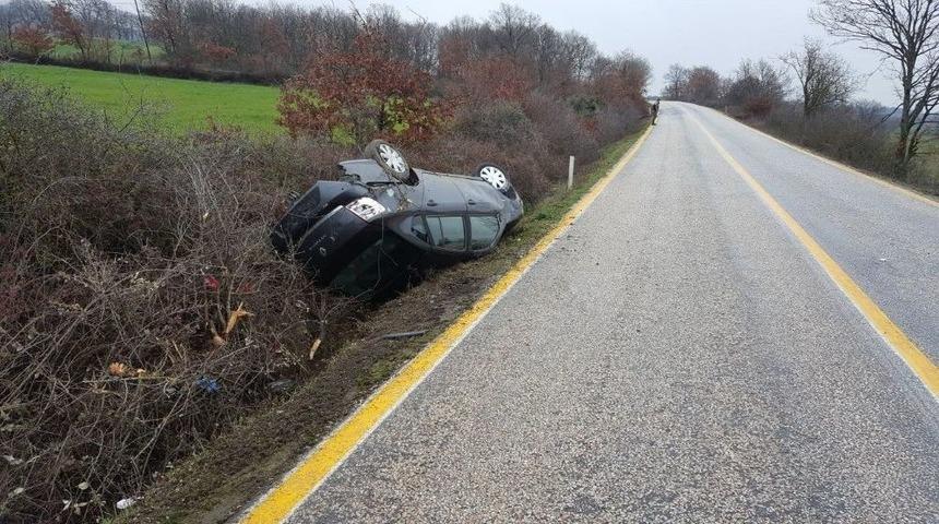 Otomobil Takla Atıp, Yol Kenarına U&ccedil;tu