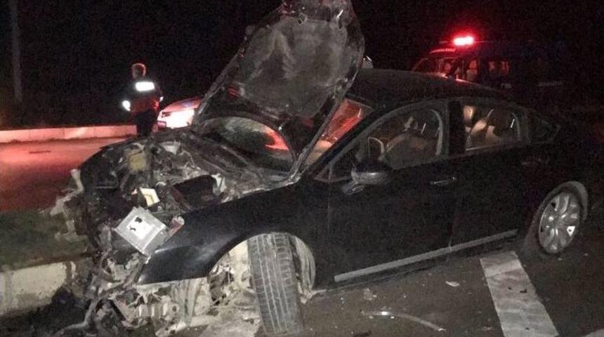 Otomobil Bariyerlere &Ccedil;arptı : 2 Yaralı