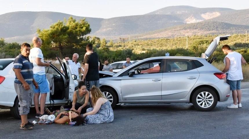 Didim&rsquo;de İki Otomobil Kafa Kafaya &Ccedil;arpıştı; 2 Yaralı