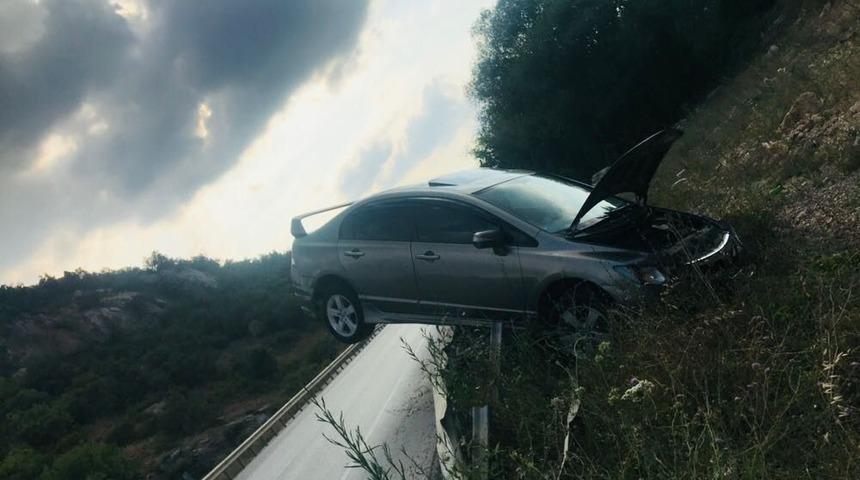 Kontrolden &Ccedil;ıkan Otomobil Bariyerlerin &Uuml;zerine &Ccedil;ıktı