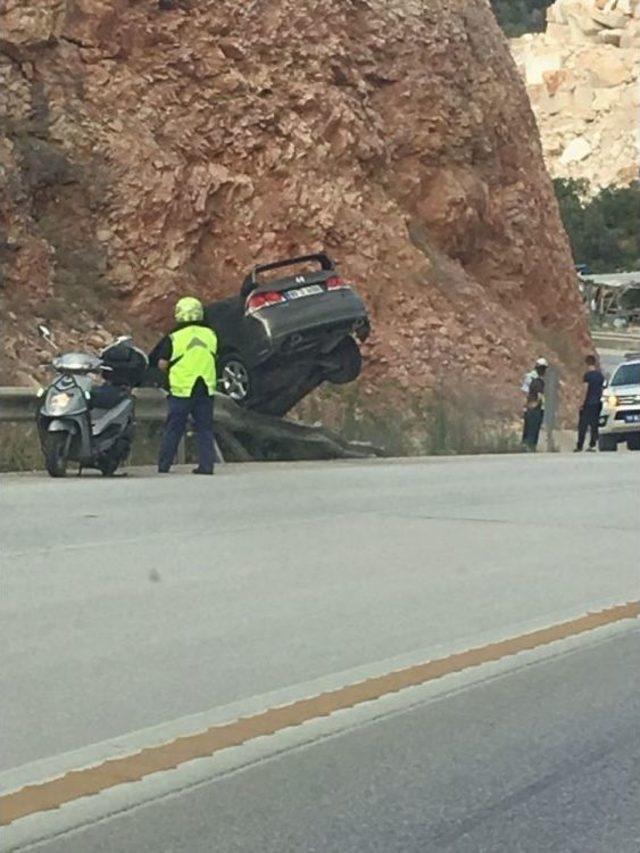 Kontrolden &Ccedil;ıkan Otomobil Bariyerlerin &Uuml;zerine &Ccedil;ıktı 2