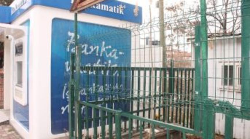 Atm&rsquo;yi Soymaya &Ccedil;alışan Hırsızlar, Alarmın Devreye Girmesiyle Ka&ccedil;tı