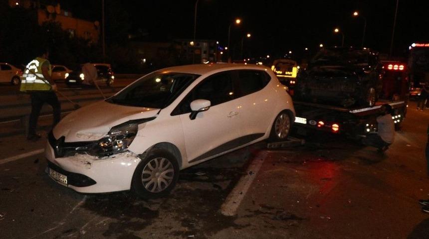 &Ccedil;ekmek&ouml;y&rsquo;de Zincirleme Trafik Kazası... Film İzler Gibi Olay Yerini İzlediler