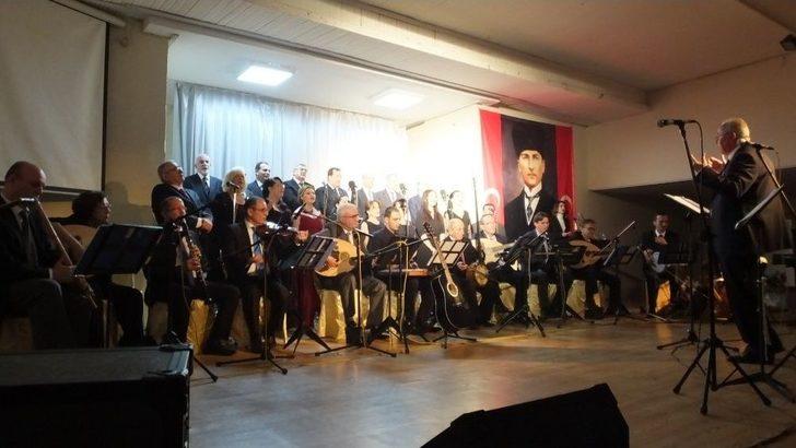 Türk Sanat Müziği Korosunun Konseri Burhaniyelileri Coşturdu