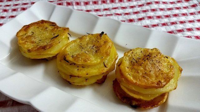Muffin Kalıbında Peynirli Patates Yığınları