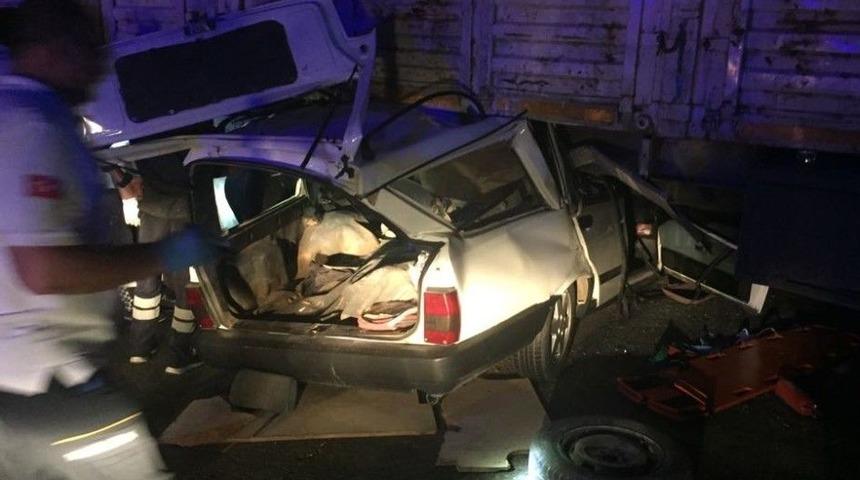 Otomobil Saman Y&uuml;kl&uuml; Tırın Altına Girdi: 2 Ağır Yaralı