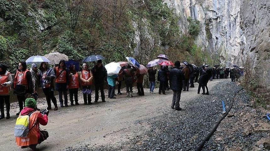 Yağmur Altında Hes&rsquo;e Karşı İnsan Zinciri Oluşturdular