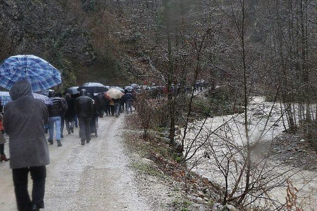 Yağmur Altında Hes’e Karşı İnsan Zinciri Oluşturdular