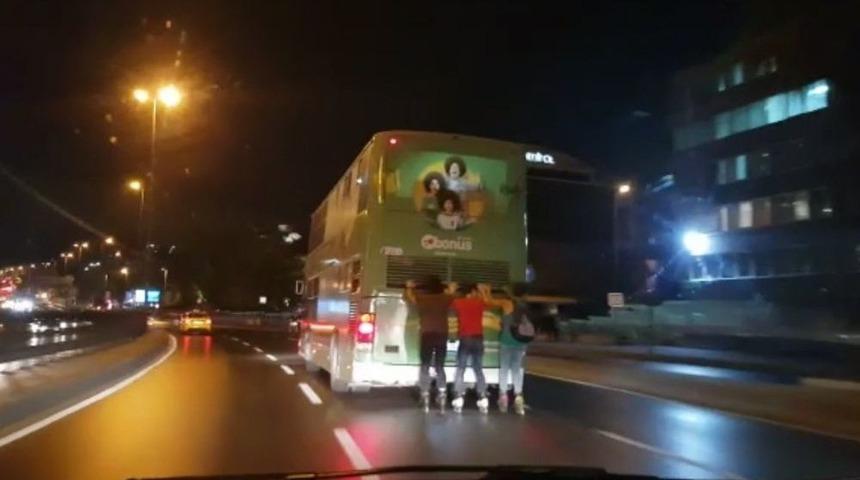 Beyoğlu&rsquo;nda Patenli Gen&ccedil;lerin Tehlikeli Yolculuğu Kamerada