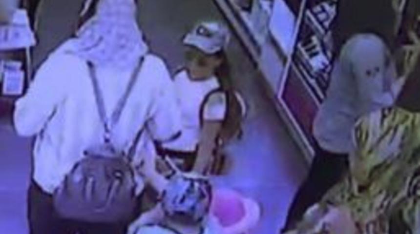 Kozmetik Mağazasında Yaşanan &Ccedil;anta Hırsızlığı Kamerada