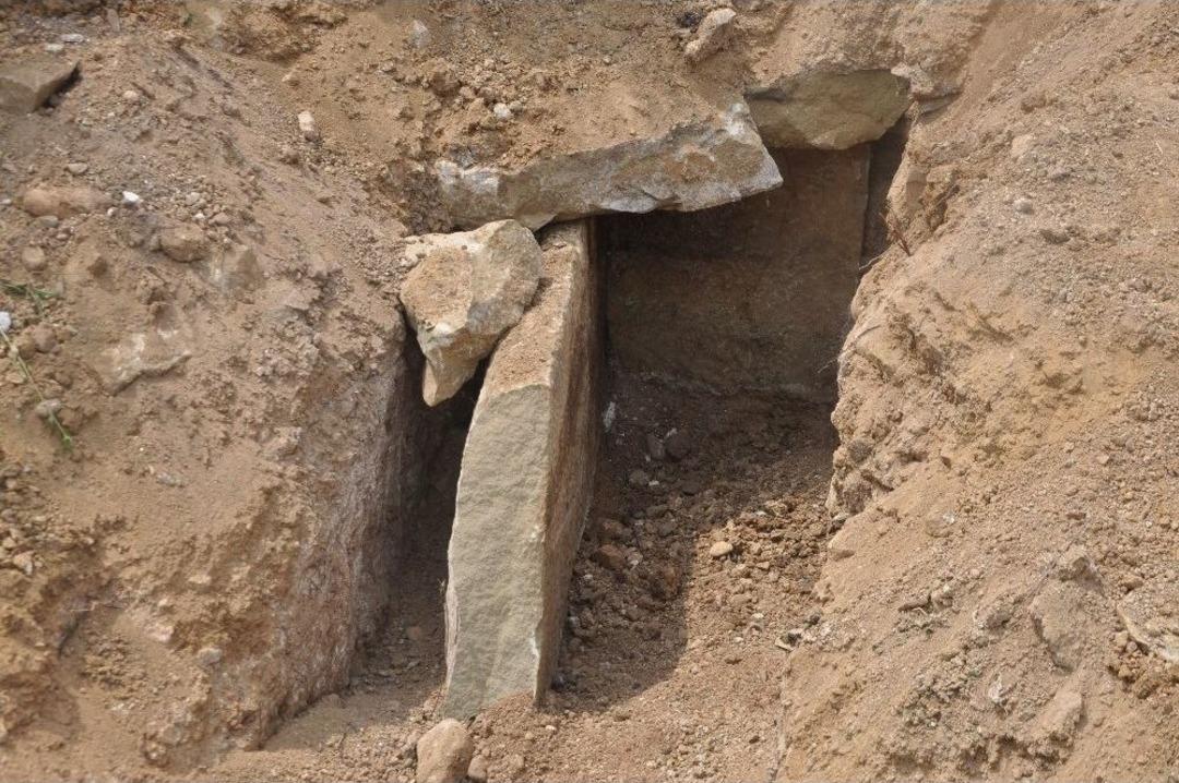 Yol Genişletme Kazısında Ortaya &Ccedil;ıkan Bin 800 Yıllık Taş Sandık Mezar İncelemeye Alındı