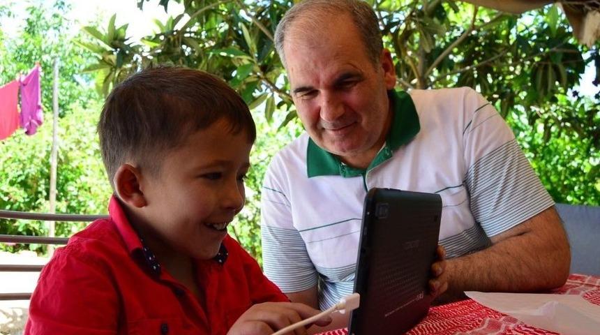 Kalp Ve Akciğer Hastası K&uuml;&ccedil;&uuml;k Batın&rsquo;ın Tablet Sevinci