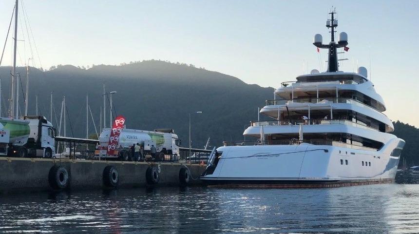 Amerikalı Milyarderin L&uuml;ks Yatı, Marmaris&rsquo;te 200 Ton Yakıt İkmali Yaptı