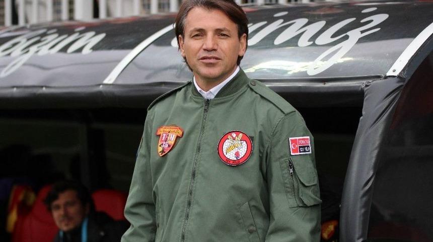 Tamer Tuna Pilot Ceketiyle Sahada