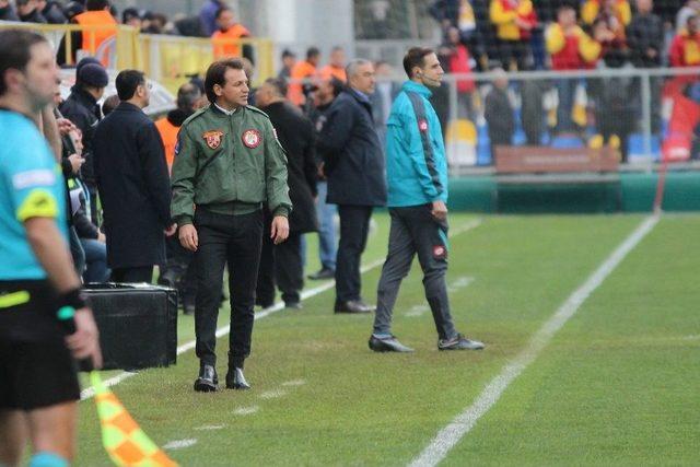 Tamer Tuna Pilot Ceketiyle Sahada 2