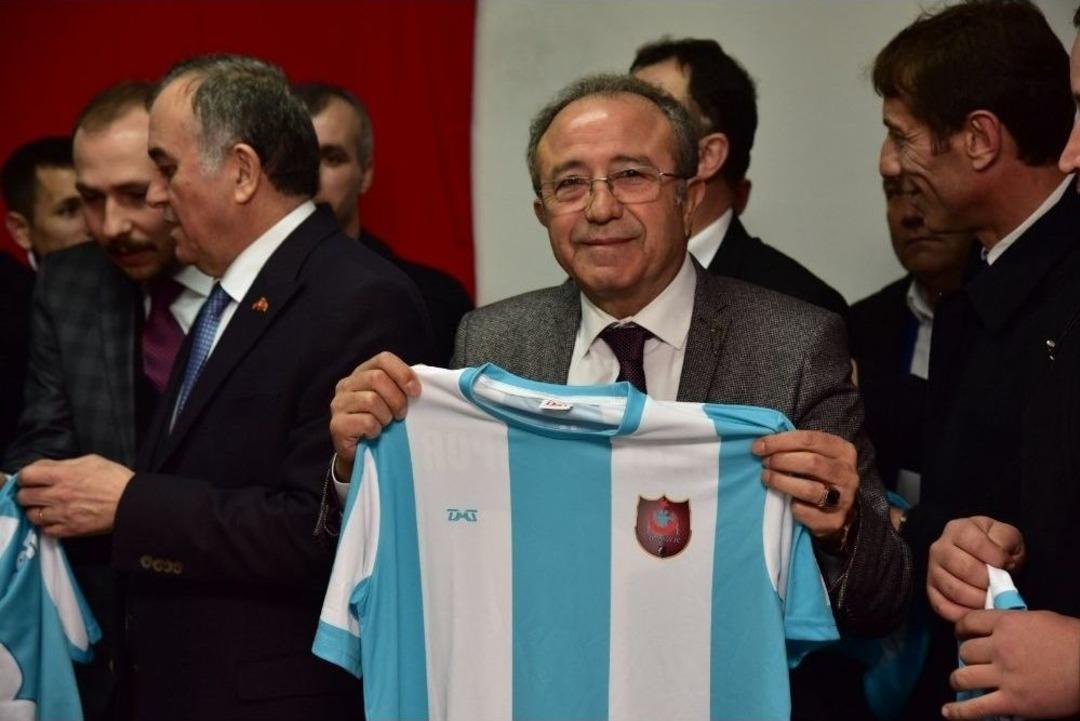 B&uuml;&uuml;y&uuml;kşehirden Ak&ccedil;ak&ouml;yspor&rsquo;a Forma Desteği